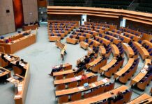 Bir toplumun demokratik yapısının en önemli göstergelerinden biri, temel haklar ve özgürlüklerin güvence altına alınması ve bu güvencelerin siyasi mekanizmalarla nasıl ilişkilendirildiğidir. Çünkü bireyin haklarını tanımayan ve korumayan bir siyasal sistemin demokratik meşruiyetten söz etmesi neredeyse imkânsızdır. Temel hak ve özgürlüklerin korunması yalnızca bir anayasal formalite değil, aynı zamanda siyasetin niteliğini doğrudan etkileyen bir göstergedir. Bu haklar, bireyin devlete karşı sahip olduğu en güçlü savunma mekanizmaları olduğu kadar, devletin sınırlarını da çizen kurucu ilkeler arasında yer alır. Konulu bir haber görseli.