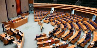 Bir toplumun demokratik yapısının en önemli göstergelerinden biri, temel haklar ve özgürlüklerin güvence altına alınması ve bu güvencelerin siyasi mekanizmalarla nasıl ilişkilendirildiğidir. Çünkü bireyin haklarını tanımayan ve korumayan bir siyasal sistemin demokratik meşruiyetten söz etmesi neredeyse imkânsızdır. Temel hak ve özgürlüklerin korunması yalnızca bir anayasal formalite değil, aynı zamanda siyasetin niteliğini doğrudan etkileyen bir göstergedir. Bu haklar, bireyin devlete karşı sahip olduğu en güçlü savunma mekanizmaları olduğu kadar, devletin sınırlarını da çizen kurucu ilkeler arasında yer alır. Konulu bir haber görseli.