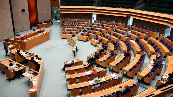 Bir toplumun demokratik yapısının en önemli göstergelerinden biri, temel haklar ve özgürlüklerin güvence altına alınması ve bu güvencelerin siyasi mekanizmalarla nasıl ilişkilendirildiğidir. Çünkü bireyin haklarını tanımayan ve korumayan bir siyasal sistemin demokratik meşruiyetten söz etmesi neredeyse imkânsızdır. Temel hak ve özgürlüklerin korunması yalnızca bir anayasal formalite değil, aynı zamanda siyasetin niteliğini doğrudan etkileyen bir göstergedir. Bu haklar, bireyin devlete karşı sahip olduğu en güçlü savunma mekanizmaları olduğu kadar, devletin sınırlarını da çizen kurucu ilkeler arasında yer alır. Konulu bir haber görseli.