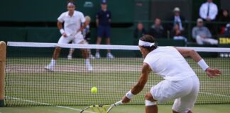 Tenis, hem bireysel hem de çiftler halinde oynanabilen, dünya genelinde popülerliğini koruyan raketli bir spor dalıdır. Çim kort, toprak kort ve sert zemin gibi farklı zeminlerde oynanabilen tenis, hız, çeviklik, strateji ve dayanıklılığı bir arada gerektiren fiziksel ve zihinsel bir oyun olarak dikkat çeker. Günümüzde hem profesyonel turnuvalar hem de amatör etkinliklerle geniş bir kitleye hitap eden bu spor, olimpik branşlar arasında yer alır. Konulu bir haber görseli.