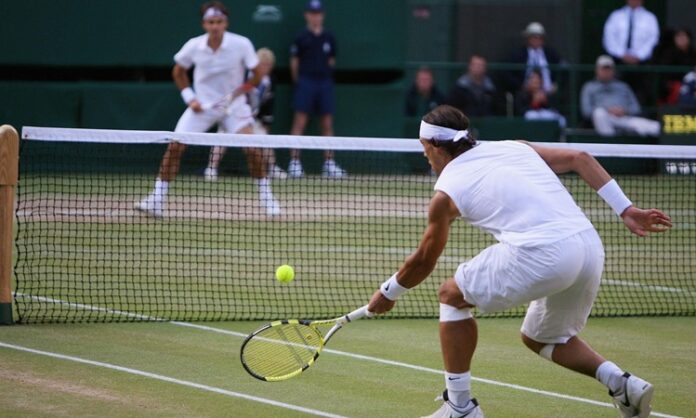 Tenis nedir ve nasıl oynanır Tenis, hem bireysel hem de çiftler halinde oynanabilen, dünya genelinde popülerliğini koruyan raketli bir spor dalıdır. Çim kort, toprak kort ve sert zemin gibi farklı zeminlerde oynanabilen tenis, hız, çeviklik, strateji ve dayanıklılığı bir arada gerektiren fiziksel ve zihinsel bir oyun olarak dikkat çeker. Günümüzde hem profesyonel turnuvalar hem de amatör etkinliklerle geniş bir kitleye hitap eden bu spor, olimpik branşlar arasında yer alır. Konulu bir haber görseli.