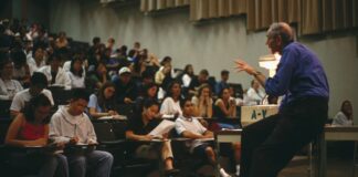 Tez savunması, akademik bir dereceye ulaşmak amacıyla yapılan bir çalışmanın sonucunun, jüri üyeleri karşısında savunulması sürecidir. Bu, genellikle yüksek lisans ve doktora öğrencilerinin eğitim hayatlarının en önemli aşamalarından biridir. Tez savunması, öğrencinin araştırma sürecinde elde ettiği bulguları, literatürü ve metodolojiyi detaylı bir şekilde açıklaması gereken bir sunum olarak tanımlanabilir. Hem öğrenci hem de jüri üyeleri için oldukça kritik bir dönemeçtir, çünkü başarıyla tamamlanan bir tez savunması, öğrencinin akademik kariyerine dair önemli bir adım atmasını sağlar. Konulu bir haber görseli.