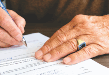 Ticaret hukuku, küresel ticaretin temel yapı taşlarından biridir. Hem iç hem de dış ticaretin düzenlenmesinde, ticaret hukuku işletmelerin, hükümetlerin ve ticaret ortaklarının uyması gereken kuralların belirlenmesinde kritik bir rol oynar. Konulu bir görsel