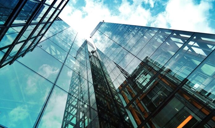 Ticaret, insanlık tarihinin en eski faaliyetlerinden biri olup, mal ve hizmetlerin alım-satımını içerir. Gelişen teknoloji ve küresel pazarlarla birlikte ticaret, sadece fiziksel mağazalarla sınırlı kalmayıp çevrimiçi platformlara da taşınmıştır. Bu yazımızda, ticaretin nasıl yapılacağına dair temel bilgilerden, başarılı bir ticaret yapmak için gerekli stratejilere kadar geniş bir yelpazede bilgiler sunacağız. Konulu bir haber görseli.