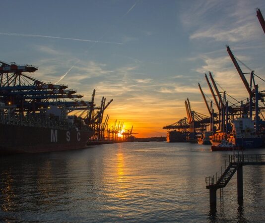 Ticaret, mal ve hizmetlerin alım satımını içeren en eski ekonomik faaliyetlerden biridir. Bu faaliyet, sadece bir ürünün tüketiciye ulaşmasını sağlamakla kalmaz, aynı zamanda ekonomik büyümeyi destekler, istihdam yaratır ve piyasadaki rekabeti artırır. Ticaret şirketleri, bu ekonomik sürecin en önemli unsurlarındandır. Ticaretin farklı alanlarında faaliyet gösteren bu şirketler, ürünlerin doğru alıcıya ve doğru zamanda ulaşmasını sağlar. Bu yazımızda, ticaret şirketlerini ve hangi türlerin öne çıktığını detaylı bir şekilde inceleyeceğiz. Konulu bir haber görseli.