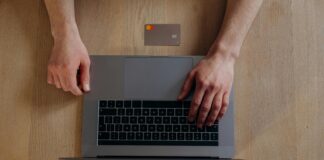 Ticaret, mal ve hizmetlerin alım satımı yoluyla ekonomi içinde önemli bir rol oynar. Birçok farklı ticaret türü, işletmelerin faaliyetlerini sürdürmesine olanak tanır ve her tür, kendine özgü stratejiler ve işleyişlere sahiptir. Ticaretin türleri, ticaretin yapılma şekline, katılımcılara ve coğrafi sınırlarına göre çeşitlenebilir. Bu yazıda, ticaret türlerini detaylı bir şekilde inceleyecek ve her bir türün işlevini, avantajlarını ve işletmelere nasıl fayda sağlayacağını ele alacağız. Konulu bir haber görseli