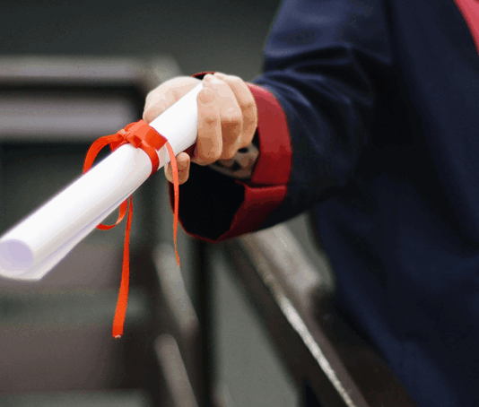 Ticaret, dünya genelinde ekonomik büyümenin ve kalkınmanın önemli bir unsurudur. İş dünyasında başarılı olabilmek ve ticaretin çeşitli alanlarında faaliyet gösterebilmek için doğru bilgiye ve uzmanlığa sahip olmak gerekir. Ticaret yapmak, yalnızca bir ürün veya hizmet satışı yapmak anlamına gelmez. Aynı zamanda finansal yönetim, lojistik, pazarlama stratejileri, müşteri ilişkileri ve hukuki düzenlemeler gibi pek çok farklı alanda bilgi sahibi olmayı gerektirir. Konulu bir haber görseli oluştur.