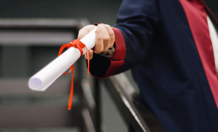 Ticaret, dünya genelinde ekonomik büyümenin ve kalkınmanın önemli bir unsurudur. İş dünyasında başarılı olabilmek ve ticaretin çeşitli alanlarında faaliyet gösterebilmek için doğru bilgiye ve uzmanlığa sahip olmak gerekir. Ticaret yapmak, yalnızca bir ürün veya hizmet satışı yapmak anlamına gelmez. Aynı zamanda finansal yönetim, lojistik, pazarlama stratejileri, müşteri ilişkileri ve hukuki düzenlemeler gibi pek çok farklı alanda bilgi sahibi olmayı gerektirir. Konulu bir haber görseli oluştur.