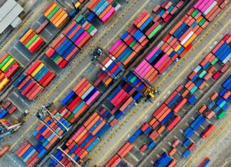Ticaret, tarih boyunca insanların ihtiyaçlarını karşılamak amacıyla gerçekleştirdiği önemli bir faaliyet olmuştur. Teknolojinin gelişmesiyle birlikte ticaretin şekli de değişmiş, özellikle dijitalleşme ile birlikte işletmelerin büyüme ve pazara girme fırsatları artmıştır. Ancak, ticaret yapmak ve başarılı bir iş kurmak isteyenler için ilk adımlar her zaman zorlayıcı olabilir. Bu yazımızda, ticarete ilk adım atmak için gerekli olan temel adımları, stratejileri ve önemli ipuçlarını ele alacağız. Konulu bir haber görseli