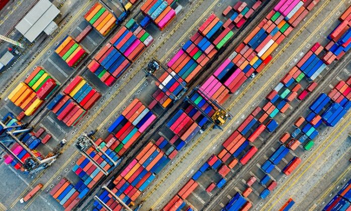 Ticaret, tarih boyunca insanların ihtiyaçlarını karşılamak amacıyla gerçekleştirdiği önemli bir faaliyet olmuştur. Teknolojinin gelişmesiyle birlikte ticaretin şekli de değişmiş, özellikle dijitalleşme ile birlikte işletmelerin büyüme ve pazara girme fırsatları artmıştır. Ancak, ticaret yapmak ve başarılı bir iş kurmak isteyenler için ilk adımlar her zaman zorlayıcı olabilir. Bu yazımızda, ticarete ilk adım atmak için gerekli olan temel adımları, stratejileri ve önemli ipuçlarını ele alacağız. Konulu bir haber görseli