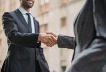 Ticaret, dünya çapında en eski ekonomik faaliyetlerden biri olup, insanlar arasında mal ve hizmetlerin alım satımını kapsayan bir süreçtir. İlk çağlardan günümüze kadar ticaret, insan toplumlarının temel yapı taşlarından biri olmuştur. Ancak, ticaretin asıl amacı hakkında pek çok farklı görüş vardır. Bazı insanlar ticareti sadece kar amacı güden bir faaliyet olarak görürken, diğerleri ticaretin daha geniş bir sosyal ve ekonomik amacı olduğunu savunmaktadır. Peki, ticaretin asıl amacı nedir? Konulu bir haber görseli