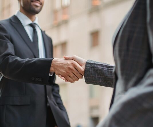 Ticaret, dünya çapında en eski ekonomik faaliyetlerden biri olup, insanlar arasında mal ve hizmetlerin alım satımını kapsayan bir süreçtir. İlk çağlardan günümüze kadar ticaret, insan toplumlarının temel yapı taşlarından biri olmuştur. Ancak, ticaretin asıl amacı hakkında pek çok farklı görüş vardır. Bazı insanlar ticareti sadece kar amacı güden bir faaliyet olarak görürken, diğerleri ticaretin daha geniş bir sosyal ve ekonomik amacı olduğunu savunmaktadır. Peki, ticaretin asıl amacı nedir? Konulu bir haber görseli