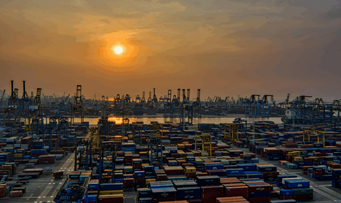 Ticaret, yalnızca ürün ya da hizmet alışverişinden ibaret değildir. Aynı zamanda bir ülkenin ekonomik büyümesini, toplumsal refahını, uluslararası ilişkilerini, hatta siyasi bağımsızlığını doğrudan etkileyen bir sistemdir. Konulu bir görsel