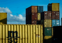 Günümüz iş dünyasında ticarette etkili olmak, yalnızca ürün veya hizmet satmakla sınırlı bir başarı tanımı değildir. Etkin ticaret; müşteri ilişkilerinden pazarlama stratejilerine, tedarik zinciri yönetiminden dijitalleşmeye kadar birçok faktörün bir araya gelmesiyle mümkün hale gelir. Bu yazıda, ticarette başarıyı artırmak isteyen işletmeler için hem pratik hem de stratejik yolları detaylı biçimde ele alacağız. konulu bir görsel.