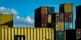 Günümüz iş dünyasında ticarette etkili olmak, yalnızca ürün veya hizmet satmakla sınırlı bir başarı tanımı değildir. Etkin ticaret; müşteri ilişkilerinden pazarlama stratejilerine, tedarik zinciri yönetiminden dijitalleşmeye kadar birçok faktörün bir araya gelmesiyle mümkün hale gelir. Bu yazıda, ticarette başarıyı artırmak isteyen işletmeler için hem pratik hem de stratejik yolları detaylı biçimde ele alacağız. konulu bir görsel.