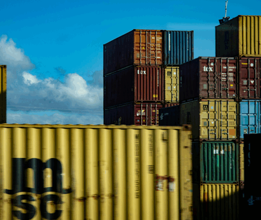 Günümüz iş dünyasında ticarette etkili olmak, yalnızca ürün veya hizmet satmakla sınırlı bir başarı tanımı değildir. Etkin ticaret; müşteri ilişkilerinden pazarlama stratejilerine, tedarik zinciri yönetiminden dijitalleşmeye kadar birçok faktörün bir araya gelmesiyle mümkün hale gelir. Bu yazıda, ticarette başarıyı artırmak isteyen işletmeler için hem pratik hem de stratejik yolları detaylı biçimde ele alacağız. konulu bir görsel.