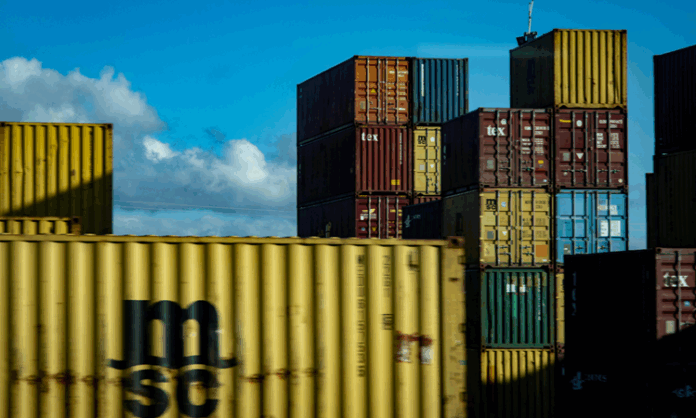 Günümüz iş dünyasında ticarette etkili olmak, yalnızca ürün veya hizmet satmakla sınırlı bir başarı tanımı değildir. Etkin ticaret; müşteri ilişkilerinden pazarlama stratejilerine, tedarik zinciri yönetiminden dijitalleşmeye kadar birçok faktörün bir araya gelmesiyle mümkün hale gelir. Bu yazıda, ticarette başarıyı artırmak isteyen işletmeler için hem pratik hem de stratejik yolları detaylı biçimde ele alacağız. konulu bir görsel.