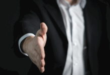 Günümüzün küreselleşmiş dünyasında, İngilizce, yalnızca bir iletişim dili olmanın ötesinde, ticaretin vazgeçilmez bir unsuru haline gelmiştir. Konulu bir görsel