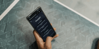 Yapay zeka (YZ), bir zamanlar bilim kurgu alanına ait bir kavramken bugün birçok sektörde olduğu gibi ticaret dünyasında da merkezî bir güç haline geldi. Artık sadece büyük teknoloji firmaları değil, küçük ve orta ölçekli işletmeler de yapay zekayı operasyonlarında aktif şekilde kullanıyor. konulu bir görsel