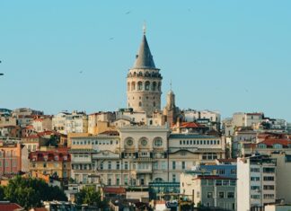 Üretilen Ürünlerin Ülkemiz İçin Önemi Nedir? Üretim, bir ülkenin ekonomik gücünün en somut göstergelerinden biridir. Özellikle Türkiye gibi gelişmekte olan ülkelerde, üretilen ürünlerin hem iç pazara hem de dış pazarlara sunulması; ekonomik büyümeden istihdama, ihracattan teknolojik gelişime kadar birçok alanda belirleyici rol oynar. Bu bağlamda “Üretilen ürünlerin ülkemiz için önemi nedir?” sorusu sadece ekonomik değil, aynı zamanda sosyal ve stratejik boyutlar da taşır. Yerli üretimin artması, dışa bağımlılığın azalmasını sağlarken, ülke içindeki refah düzeyinin de yükselmesine katkıda bulunur. Konulu bir haber görseli.