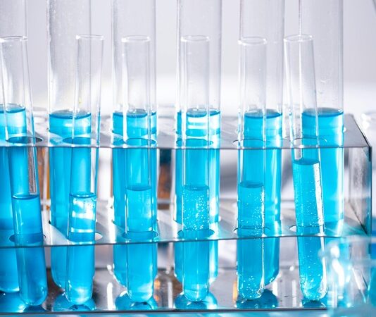 Uygulamalı bilimler, teorik bilgilere dayalı olarak elde edilen bilgilerin pratikte nasıl kullanılacağını ve toplumların günlük yaşamlarında nasıl işe yaradığını inceleyen bir bilim dalıdır. Temelde doğa bilimleri, mühendislik, tıp, tarım, eğitim ve daha pek çok alanda teorik bilgilerin uygulamalı bir şekilde hayata geçirilmesini hedefler. Uygulamalı bilimler, bilimin soyut verilerini, somut çözümler haline getiren ve insanların yaşam kalitesini artırmayı amaçlayan bir disiplindir. Bu alanın gelişmesi, bilimsel bilgilerin pratikte nasıl kullanılacağı konusunda önemli katkılar sağlar ve bu bilgilerle birçok toplumsal sorun çözülür. Konulu bir haber görseli.