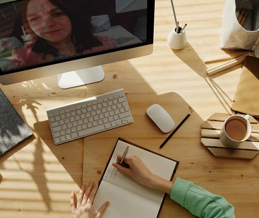 Son yıllarda özellikle pandemi süreciyle birlikte, uzaktan eğitim tüm dünyada eğitim sistemlerinin vazgeçilmez bir parçası haline geldi. Teknolojik gelişmelerin hızla ilerlemesi ve internetin daha yaygın hale gelmesi, uzaktan eğitimin daha erişilebilir olmasını sağladı. Ancak, bu eğitim modelinin geleceği hakkında hala birçok soru işareti bulunmaktadır. Uzaktan eğitim, gelecekte kalıcı bir model olacak mı, yoksa yalnızca bir geçiş dönemi mi? Bu yazıda, uzaktan eğitimin avantajlarını, zorluklarını ve gelecekteki olasılıklarını ele alarak, bu modelin kalıcılığını tartışacağız. Konulu bir haber görseli.