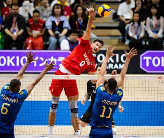 Voleybol, takım ruhunu, çevikliği ve stratejiyi bir araya getiren dinamik bir spor dalıdır. Gerek rekabetçi liglerde, gerekse sahil kenarında eğlence amaçlı oynanan maçlarda voleybol oyunu, dünyanın dört bir yanında milyonlarca insanı bir araya getirmektedir. Hem kadınlar hem erkekler arasında yaygın olan bu spor, olimpiyat oyunlarının da önemli bir parçası haline gelmiştir. Ancak voleybol nedir, temel kuralları nelerdir ve neden bu kadar geniş bir kitleye hitap eder? Bu sorulara yakından bakmak gerekiyor. Konulu bir haber görseli.