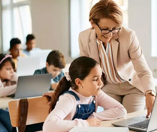 Yapılandırmacı eğitim modeli, 21. yüzyılın eğitim anlayışını şekillendiren önemli yaklaşımlardan biridir. Bu model, öğrencinin yalnızca bilgi alan değil, bilgiyi yapılandıran ve anlamlandıran aktif bir birey olduğu görüşüne dayanır. Geleneksel eğitim modelleri ile karşılaştırıldığında daha öğrenci merkezli ve etkileşimli bir yöntem sunan bu model, hem akademik başarıya hem de bireysel gelişime önemli katkılar sağlamaktadır. Konulu bir haber görseli.