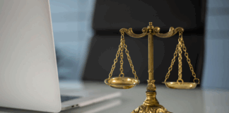 Demokratik rejimlerin temel taşı olan kuvvetler ayrılığı ilkesi, yasama, yürütme ve yargı erklerinin birbirinden bağımsız çalışmasını öngörür. Ancak bu ilkenin uygulamadaki karşılığı, özellikle yargı ile iktidar arasındaki ilişkilerde sıkça tartışma konusu olur. konulur bir görsel