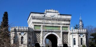 Yüksek lisans, lisans eğitimi tamamlandıktan sonra, bireylerin belirli bir alanda daha derinlemesine bilgi edinmek ve uzmanlaşmak için katıldıkları akademik bir eğitim sürecidir. Bu eğitim genellikle bir veya iki yıl süren ve öğrencilerin teorik bilgilerini uygulamalı olarak geliştirmelerini sağlayan programları kapsar. Yüksek lisans, akademik kariyerin bir sonraki aşamasına geçiş yapmak isteyen öğrenciler için önemli bir fırsat sunar. Bu süreç, aynı zamanda öğrencilerin araştırma yapma, analitik düşünme ve profesyonel becerilerini geliştirme fırsatı sunduğu için kariyerlerine yön vermede kritik bir rol oynar. Konulu bir haber görseli.