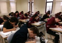 Türkiye’de yükseköğretim sistemi, son yıllarda hızla büyüyen yapısıyla dikkat çekiyor. Üniversite sayısı, öğrenci kontenjanları ve mezun oranları artarken, sistemin nitelik boyutu hakkında ciddi soru işaretleri oluşmaya başladı. Özellikle eğitim kalitesi, akademik kadro yeterliliği, mezunların iş gücü piyasasındaki yeri ve bilimsel üretim kapasitesi gibi alanlarda eleştiriler giderek daha yüksek sesle dile getiriliyor. Bu durum, yükseköğretimin yalnızca nicel anlamda değil, aynı zamanda niteliksel olarak da ciddi bir sınavdan geçtiğini gösteriyor. Konulu bir haber görseli