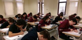 Türkiye’de yükseköğretim sistemi, son yıllarda hızla büyüyen yapısıyla dikkat çekiyor. Üniversite sayısı, öğrenci kontenjanları ve mezun oranları artarken, sistemin nitelik boyutu hakkında ciddi soru işaretleri oluşmaya başladı. Özellikle eğitim kalitesi, akademik kadro yeterliliği, mezunların iş gücü piyasasındaki yeri ve bilimsel üretim kapasitesi gibi alanlarda eleştiriler giderek daha yüksek sesle dile getiriliyor. Bu durum, yükseköğretimin yalnızca nicel anlamda değil, aynı zamanda niteliksel olarak da ciddi bir sınavdan geçtiğini gösteriyor. Konulu bir haber görseli