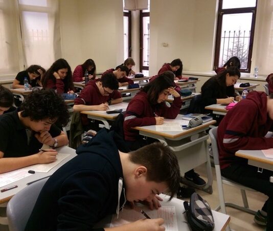 Türkiye’de yükseköğretim sistemi, son yıllarda hızla büyüyen yapısıyla dikkat çekiyor. Üniversite sayısı, öğrenci kontenjanları ve mezun oranları artarken, sistemin nitelik boyutu hakkında ciddi soru işaretleri oluşmaya başladı. Özellikle eğitim kalitesi, akademik kadro yeterliliği, mezunların iş gücü piyasasındaki yeri ve bilimsel üretim kapasitesi gibi alanlarda eleştiriler giderek daha yüksek sesle dile getiriliyor. Bu durum, yükseköğretimin yalnızca nicel anlamda değil, aynı zamanda niteliksel olarak da ciddi bir sınavdan geçtiğini gösteriyor. Konulu bir haber görseli