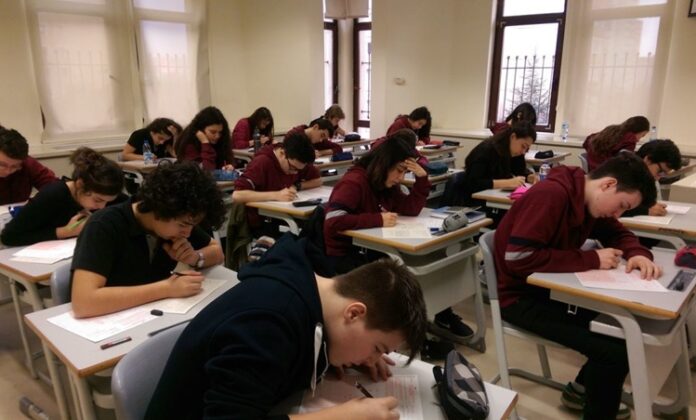 Yükseköğretim Sistemi Gerçekten Nitelik Açısından Krizde mi Türkiye’de yükseköğretim sistemi, son yıllarda hızla büyüyen yapısıyla dikkat çekiyor. Üniversite sayısı, öğrenci kontenjanları ve mezun oranları artarken, sistemin nitelik boyutu hakkında ciddi soru işaretleri oluşmaya başladı. Özellikle eğitim kalitesi, akademik kadro yeterliliği, mezunların iş gücü piyasasındaki yeri ve bilimsel üretim kapasitesi gibi alanlarda eleştiriler giderek daha yüksek sesle dile getiriliyor. Bu durum, yükseköğretimin yalnızca nicel anlamda değil, aynı zamanda niteliksel olarak da ciddi bir sınavdan geçtiğini gösteriyor. Konulu bir haber görseli
