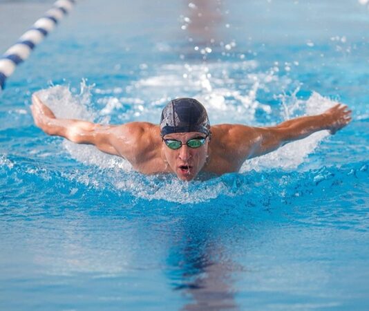 Yüzme, suyun içinde yapılan ve tüm vücut kaslarını çalıştırarak hem fiziksel hem de zihinsel sağlığı destekleyen en etkili spor dallarından biridir. İnsanlık tarihinin başlangıcından bu yana var olan yüzme, günümüzde hem profesyonel olarak hem de amatör düzeyde yaygın olarak yapılmaktadır. Suyun içinde yapılan bu aktivite, rahatlatıcı etkisinin yanı sıra kişinin dayanıklılığını artırmak ve genel sağlığını iyileştirmek açısından büyük faydalar sunar. Konulu bir haber görseli