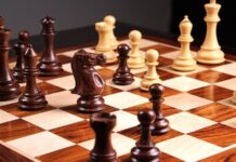 Satranç, yüzyıllardır insanların zekâsını, stratejik düşünme yeteneğini ve sabrını sınayan özel bir oyundur. İki kişi arasında oynanan bu masa oyunu, günümüzde sadece bir hobi olmanın ötesine geçmiş, eğitim, psikoloji ve hatta yapay zekâ gibi alanlarda da önemli yer edinmiştir. Özellikle son yıllarda dijital platformlar üzerinden yaygınlaşmasıyla birlikte satranç, daha geniş kitlelere ulaşmış ve spor dünyasında da ciddi bir yer edinmiştir. Bu nedenle “satranç nedir” sorusu yalnızca oyunun kurallarını değil, aynı zamanda kültürel ve zihinsel boyutlarını da kapsamaktadır. Konulu bir haber görseli.