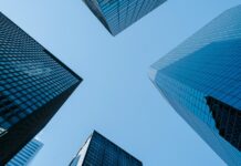 Zengin bireylerin servetlerini nasıl sakladığı, değerlendirdiği ve yönettiği konusu her zaman merak edilen bir sorudur. Çünkü büyük sermayeye sahip olmak, sadece parayı kazanmakla ilgili değildir; aynı zamanda onu korumak, büyütmek ve en doğru yerlerde konumlandırmak da gerekir. Bu nedenle zenginler, klasik yöntemlerin ötesine geçerek farklı varlık sınıflarında, farklı coğrafyalarda ve özel yapılandırmalarda paralarını tutmayı tercih eder. Yani mesele yalnızca banka hesabında kaç sıfır olduğu değil; o varlığın ne kadar güvende, likit, verimli ve ulaşılabilir olduğu ile ilgilidir. Konulu bir haber görseli