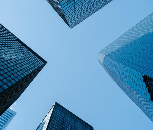 Zengin bireylerin servetlerini nasıl sakladığı, değerlendirdiği ve yönettiği konusu her zaman merak edilen bir sorudur. Çünkü büyük sermayeye sahip olmak, sadece parayı kazanmakla ilgili değildir; aynı zamanda onu korumak, büyütmek ve en doğru yerlerde konumlandırmak da gerekir. Bu nedenle zenginler, klasik yöntemlerin ötesine geçerek farklı varlık sınıflarında, farklı coğrafyalarda ve özel yapılandırmalarda paralarını tutmayı tercih eder. Yani mesele yalnızca banka hesabında kaç sıfır olduğu değil; o varlığın ne kadar güvende, likit, verimli ve ulaşılabilir olduğu ile ilgilidir. Konulu bir haber görseli