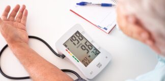 Modern çağın en yaygın sağlık problemlerinden biri olan hipertansiyon, dünya genelinde milyonlarca insanı etkiliyor. Ancak çoğu zaman belirti vermeden ilerlemesi nedeniyle “sessiz katil” olarak da adlandırılıyor. Kan basıncının normalden yüksek seyretmesiyle tanımlanan bu durum, uzun vadede kalp, beyin, böbrekler ve damar sistemi üzerinde yıkıcı etkiler bırakabiliyor. Birçok kişi yüksek tansiyon değerlerine sahip olduğunu yalnızca tesadüfi bir sağlık kontrolü sırasında öğreniyor. Bu da hipertansiyonun ciddiyetini ve toplumda farkındalık eksikliğini gözler önüne seriyor. Konulu bir haber görseli.