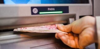 ATM Dolandırıcılığı Bankacılık Sisteminde Artan Tehlike Günlük yaşamın vazgeçilmez bir parçası haline gelen ATM’ler, bankacılık işlemlerini hızlı ve kolay hale getirirken beraberinde ciddi güvenlik risklerini de getiriyor. Son yıllarda ATM dolandırıcılığı, hem büyük şehirlerde hem de küçük yerleşim alanlarında artış gösteren suç türleri arasında yer alıyor. Para çekme, yatırma ya da bakiye sorgulama gibi basit işlemler sırasında gerçekleştirilen bu dolandırıcılık yöntemleri, vatandaşların maddi kayıplar yaşamasına neden oluyor. Konulu bir haber görseli.