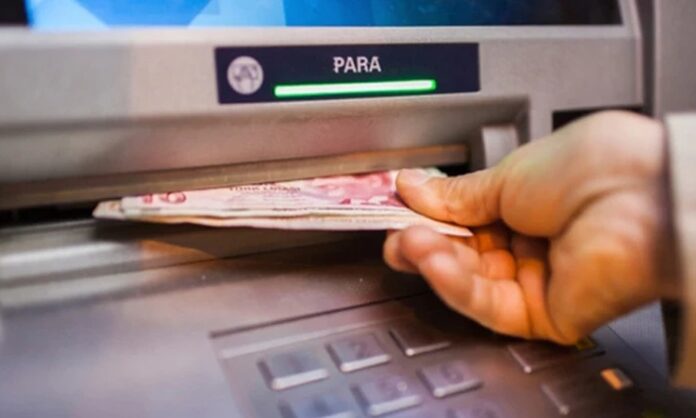 ATM Dolandırıcılığı Bankacılık Sisteminde Artan Tehlike Günlük yaşamın vazgeçilmez bir parçası haline gelen ATM’ler, bankacılık işlemlerini hızlı ve kolay hale getirirken beraberinde ciddi güvenlik risklerini de getiriyor. Son yıllarda ATM dolandırıcılığı, hem büyük şehirlerde hem de küçük yerleşim alanlarında artış gösteren suç türleri arasında yer alıyor. Para çekme, yatırma ya da bakiye sorgulama gibi basit işlemler sırasında gerçekleştirilen bu dolandırıcılık yöntemleri, vatandaşların maddi kayıplar yaşamasına neden oluyor. Konulu bir haber görseli.