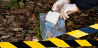 Adli soruşturmaların sağlıklı şekilde yürütülmesi, olayların gerçeğe en yakın biçimde aydınlatılmasıyla mümkündür. Bu noktada delil toplama, suçun ortaya çıkarılması ve yargı sürecinin doğru ilerlemesi açısından hayati bir rol üstlenir. Olay yerinde yapılan ilk incelemeden mahkemeye sunulan raporlara kadar uzanan bu süreç, adalet mekanizmasının en kritik aşamalarından biri olarak kabul edilir. Konulu bir haber görseli.