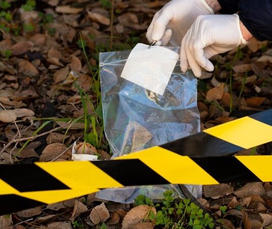 Adli soruşturmaların sağlıklı şekilde yürütülmesi, olayların gerçeğe en yakın biçimde aydınlatılmasıyla mümkündür. Bu noktada delil toplama, suçun ortaya çıkarılması ve yargı sürecinin doğru ilerlemesi açısından hayati bir rol üstlenir. Olay yerinde yapılan ilk incelemeden mahkemeye sunulan raporlara kadar uzanan bu süreç, adalet mekanizmasının en kritik aşamalarından biri olarak kabul edilir. Konulu bir haber görseli.