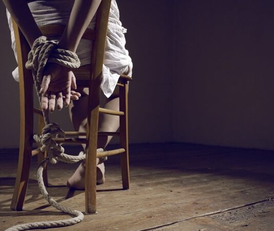 Toplumda en ağır suçlar arasında yer alan adam kaçırma, bireyin özgürlüğünü doğrudan hedef alan ve derin travmalara yol açabilen bir fiil olarak değerlendiriliyor. Günlük dilde farklı ifadelerle anılsa da hukuki karşılığı oldukça net olan bu suç, yalnızca mağdur üzerinde değil, ailesi ve toplum üzerinde de uzun süreli etkiler bırakıyor. Son yıllarda basına yansıyan olaylarla birlikte adam kaçırma suçunun ne olduğu, hangi durumlarda bu kapsamda değerlendirildiği ve nasıl cezalandırıldığı daha fazla merak edilmeye başlandı. Konulu bir haber görseli.