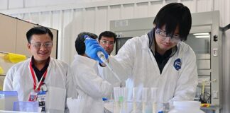 Adalet sisteminin etkin, hızlı ve güvenilir şekilde işlemesi, yalnızca mevzuatın varlığıyla değil, bu mevzuatı uygulayan insan kaynağının niteliğiyle de doğrudan ilişkilidir. Bu noktada adli eğitim, yargı mensuplarından kolluk kuvvetlerine, bilirkişilerden adli personellere kadar geniş bir alanda kritik bir rol üstlenmektedir. Gelişen suç yöntemleri, teknolojik dönüşüm ve toplumsal beklentiler, adli alanda görev yapan herkesin sürekli olarak kendini yenilemesini zorunlu hale getirmiştir. Konulu bir haber görseli.