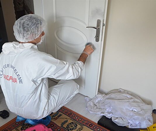 Adli bilimlerin en köklü ve en güvenilir alanlarından biri olan parmak izi incelemesi, suçların aydınlatılmasında kritik bir rol üstleniyor. Olay yerinde bulunan en küçük bir iz bile, doğru yöntemlerle incelendiğinde failin kimliğine ulaşılmasını sağlayabiliyor. Bu nedenle adli parmak izi inceleme yöntemleri, hem teknik bilgi hem de yüksek dikkat gerektiren bir süreç olarak öne çıkıyor. Günümüzde gelişen teknolojiyle birlikte bu yöntemler daha hassas, daha hızlı ve daha güvenilir hale gelmiş durumda. Konulu bir haber görseli.