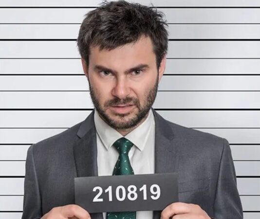 Bir suç olayının aydınlatılmasında en kritik aşamalardan biri failin kimliğinin doğru ve eksiksiz biçimde tespit edilmesidir. Suçun nasıl işlendiği kadar, suçu kimin işlediğinin ortaya çıkarılması da adaletin sağlanması açısından belirleyici bir rol oynar. Failin kimliğinin netleşmesi, yalnızca hukuki sürecin ilerlemesini sağlamaz; aynı zamanda toplumun adalet duygusunu güçlendirir ve kamuoyunda oluşabilecek bilgi kirliliğinin önüne geçer. Konulu bir haber görseli.