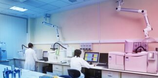 Adli tıp, suçların aydınlatılması ve adaletin doğru şekilde tesis edilmesi açısından kritik bir bilim dalı olarak öne çıkıyor. Hukuk ile tıp biliminin kesişim noktasında yer alan adli tıp, yalnızca ölümlü vakalarla sınırlı kalmayıp yaralanmalar, cinsel suçlar, kimlik tespiti ve maddi delillerin değerlendirilmesi gibi çok geniş bir alanı kapsıyor. Günümüzde adli tıp uygulamaları, modern teknolojilerle desteklenerek yargı süreçlerinin daha sağlıklı ilerlemesine katkı sağlıyor. Konulu bir haber görseli.