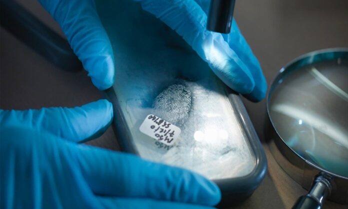 Adli Tıp Raporları Yargı Süreçlerinde Bilimsel Gerçeğin İzinde Yargılamaların sağlıklı ve adil biçimde yürütülmesinde adli tıp raporları, hukukun bilimle kesiştiği en kritik alanlardan birini oluşturur. Ceza ve hukuk davalarında maddi gerçeğin ortaya çıkarılmasında önemli rol oynayan bu raporlar, yalnızca teknik belgeler değil; aynı zamanda mahkemelerin kararlarını doğrudan etkileyen güçlü delillerdir. Bu nedenle adli tıp raporlarının hazırlanışı, içeriği ve değerlendirilme süreci hem hukukçular hem de toplum açısından büyük önem taşır. Konulu bir haber görseli.