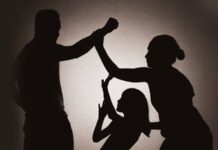 Toplumun temel yapı taşı olarak kabul edilen aile kurumunda yaşanan aile içi cinayetler, yalnızca bireysel trajedilerle sınırlı kalmayan, geniş çaplı sosyal etkiler doğuran ağır suçlar arasında yer alıyor. Bu tür olaylar, yakın ilişkiler içinde gerçekleştiği için hem mağdurlar hem de kamuoyu üzerinde derin bir sarsıntı yaratıyor. Güven, sevgi ve dayanışma üzerine kurulu olması beklenen aile ortamının şiddetle anılması, toplumda ciddi bir kırılma hissine yol açıyor. Konulu bir haber görseli.